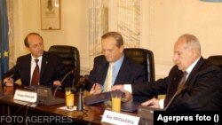 La 15 octombrie 2003, președintele PD, Traian Băsescu, cel al PNL, Teodor Stolojan, și președintele PUR, Dan Voiculescu semnează Protocolului Alianței PD-PNL-PUR privind colaborarea legată de refendumul constituțional.