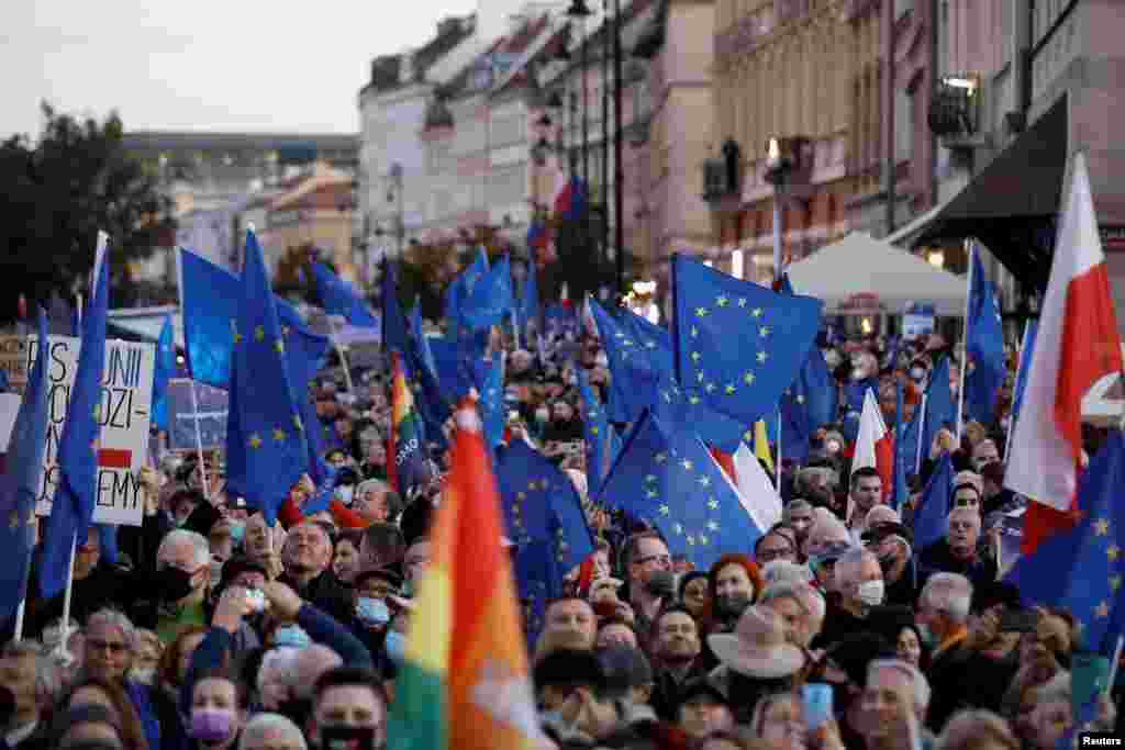 Хиляди поляци излязоха на улицата в над 100 града в Полша и чужбина.
