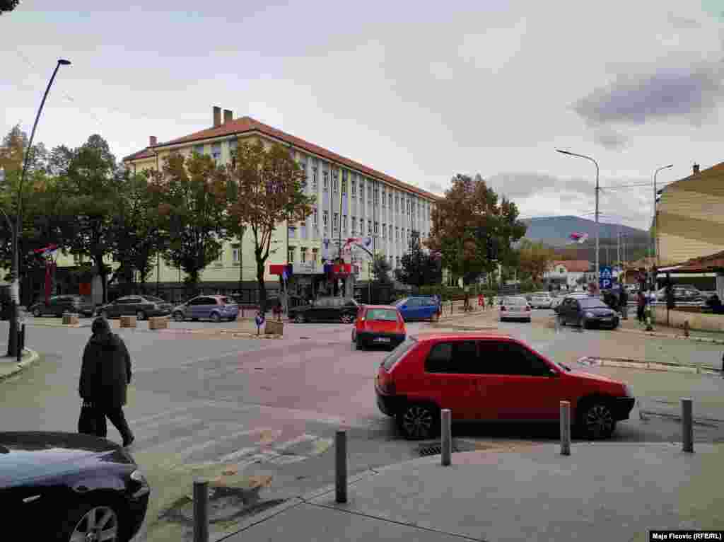 Në Mitrovicën e Veriut, barrikadat e vendosura nga banorët, që bllokonin qarkullimin në këtë komunë të banuar me shumicë serbe, u hoqën në orët e vona të 13 tetorit. (Mitrovicë e Veriut, 14 tetor 2021)