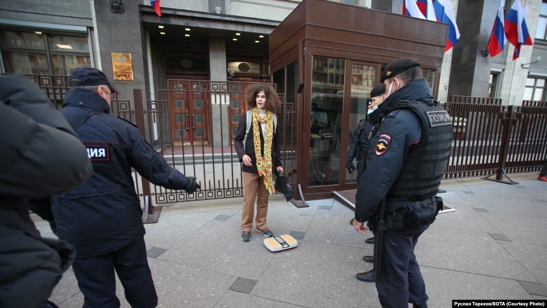 Акция художника Фёдора Калинина у Госдумы России, Москва, 12 октября 2021 года 