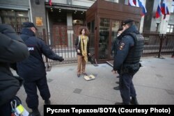 Акция Федора Калинина у входа в Госдуму, 12 октября 2021 года