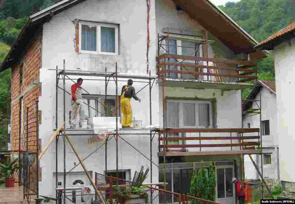 Oštećene kuće uređuju se od temelja do krova, uz obavezno postavljanje i toplotne izolacije.