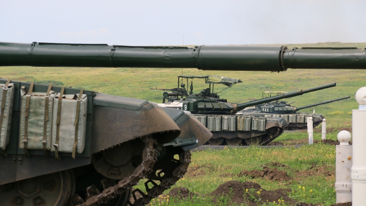 Росія розміщує танки біля кордону з Україною – Bloomberg