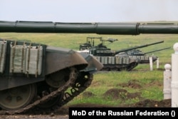 Российские танки Т-72Б3 на учениях по отработке атак ПТРК "Джавелин" и беспилотных аппаратов "Байрактар", Ростовская область, 17 июня 2021 года