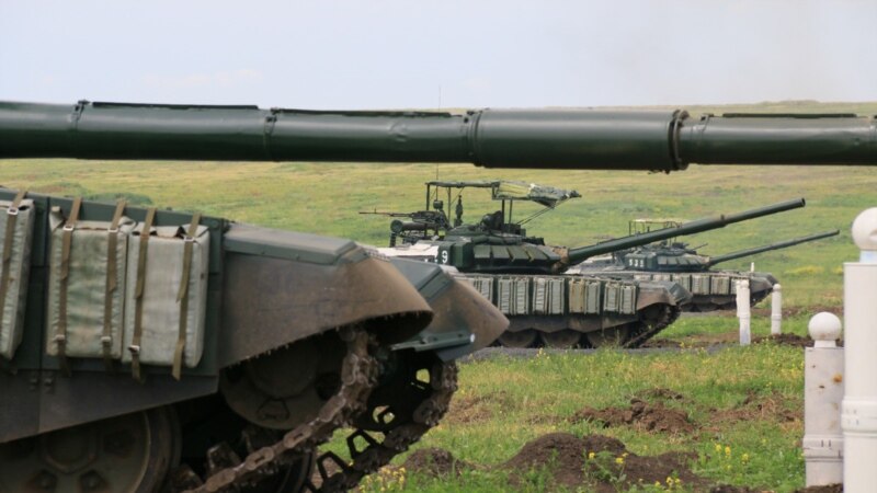Россия размещает танки у границы с Украиной – Bloomberg