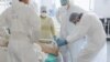 Lekari zbrinjavaju pacijenta u COVID bolnici Batajnica, najvećoj u Srbiji. BIRN je objavio da su u Srbiji tokom prošle godine u preko deset hiljada slučajeva postojale uredno popunjene potvrde o smrti u kojima se COVID-19 navodi kao uzrok.