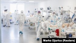 Medicinski radnici u COVID bolnici u Batajnici u Beogradu, 4. oktobar 2021. 