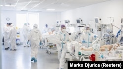 Punonjësit mjekësorë trajtojnë pacientë me koronavirus në një spital në Beograd, Serbi, 4 tetor 2021.