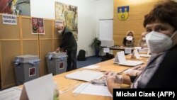 На адным з выбарчых участкаў у Чэхіі, 8 кастрычніка 2021 г.