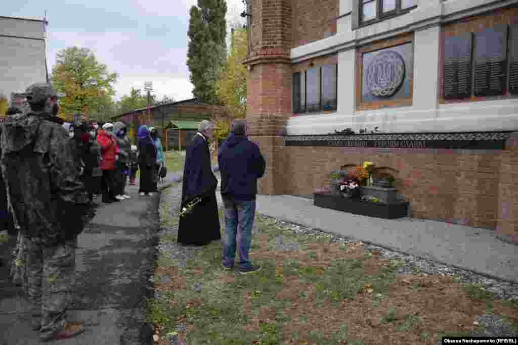 У Харкові помолилися за загиблими захисниками України. Панахиду за всіма загиблими захисниками і захисницями України провели на подвір&rsquo;ї храму Святого Іона Богослова біля меморіалу загиблим