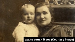 Алеся Смоліч з сынам Максімам. 1920 год, Горадня