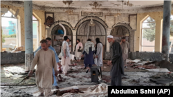 Unutrašnjost džamije u Kunduzu nakon napada, 8. oktobar, 2021. 