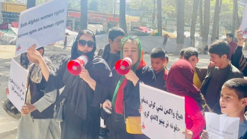 کابل کې د ځینو مېرمنو د خپل بد اقتصادي وضعیت په اړه مظاهره وکړه