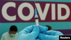 Orosz egészségügyi dolgozó Szputnyik-vakcinát készít elő beadásra Moszkvában 2021. július 6-án