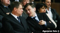 Primul moment în care numele lui Klaus Iohannis a fost menționat în dreptul unei funcții la nivel înalt a fost la prezidențialele din 2009. Klaus Iohannis ar fi devenit premier. Dar alegerile au fost câștigate de Traian Băsescu, al cărui prim guvern Boc a fost unul PDL-PSD.