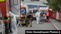 Ambulanțele așteaptă în fața Spitalului Municipal București să poată duce pacienții în spital.
