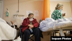Elena Croitoru, 67, asteapta pe un fotoliu rulant eliberarea unui pat in sectia Unitatii de Primiri Urgente a Spitalului de Boli Infectioase Matei Bals, in Bucuresti, 11 octombrie 2021. Inquam Photos / Octav Ganea