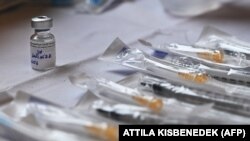 Pfizer–BioNTech-vakcina és fecskendők az asztalon egy budapesti orvosi rendelőben 2021. január 28-án