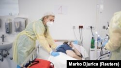 Medicinska radnica u bolnici u Batajnici u Beogradu, oktobar 2021