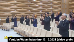 TW Halk maslahatynyň agzalarynyň öz başlyklaryny ör turup, “şöhrat” sözleri bilen garşylaşyny we soň ýene ör turup, alkyş bilen ugradyşyny görkezdi.