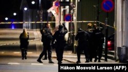 Hüjümden soň Norwegiýada adatça ýaragsyz polisiýa işgärlerine bütin ýurt boýunça ýarag götermek tabşyryldy.