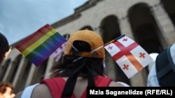 Прихильниця ЛГБТ-маршу біля будівлі парламенту в Тбілісі
