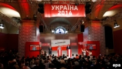 Președintele ales Petro Poroșenko și liderul Partidului UDAR, Vitali Kliciko, ales primar al Kievului, la o conferință comună de presă
