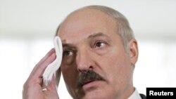 Александр Лукашенко президент сайлауында дауыс берген күні журналистер сұрағына жауап беріп тұр. Минск, 19 желтоқсан 2010 жыл.