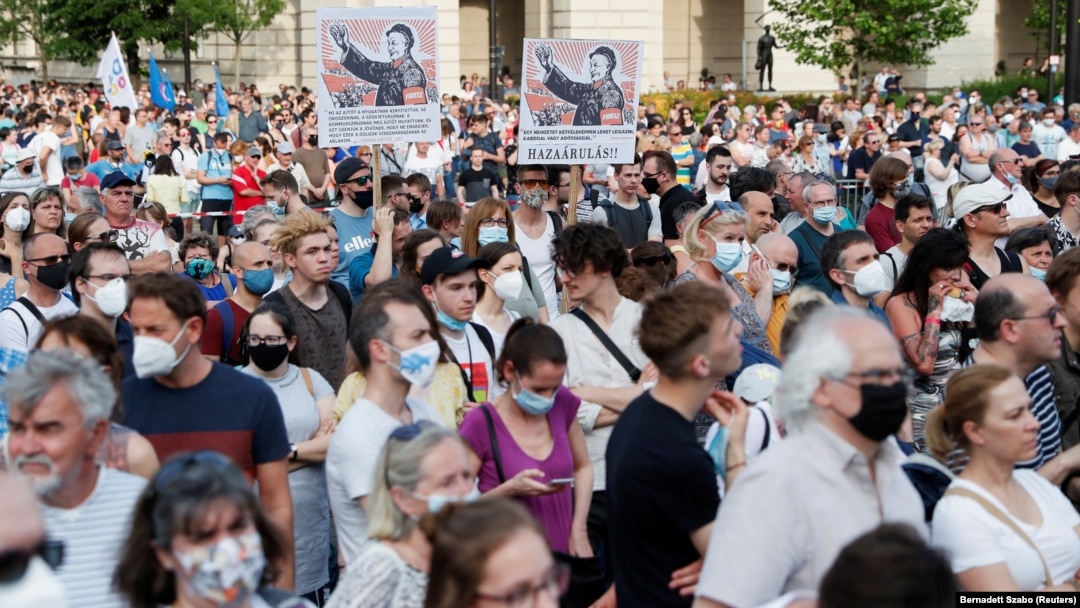 În iunia 2021, manifestanți din Budapesta protestau față de deschiderea campusului Universității chineze Fudan în capitala Ungariei.
