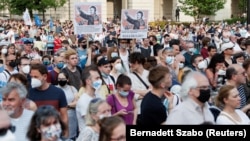 În iunia 2021, manifestanți din Budapesta protestau față de deschiderea campusului Universității chineze Fudan în capitala Ungariei.