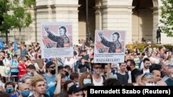 Tüntetés a Kossuth téren a Fudan Egyetem tervezett budapesti campusa ellen 2021. június 5-én