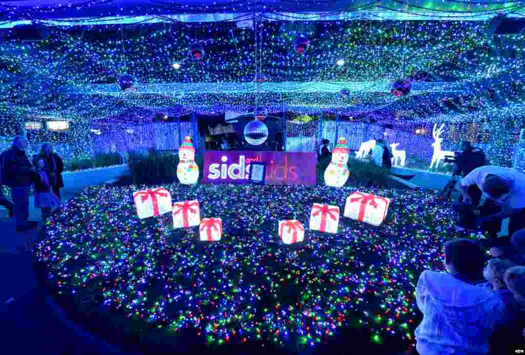 A record 1,194,380 Christmas lights are switched on in aid of Sids for Kids in Canberra, Australia. The lights set a new Guiness World Record for the number of Christmas lights switched on at one time. (epa/Alan Porritt)