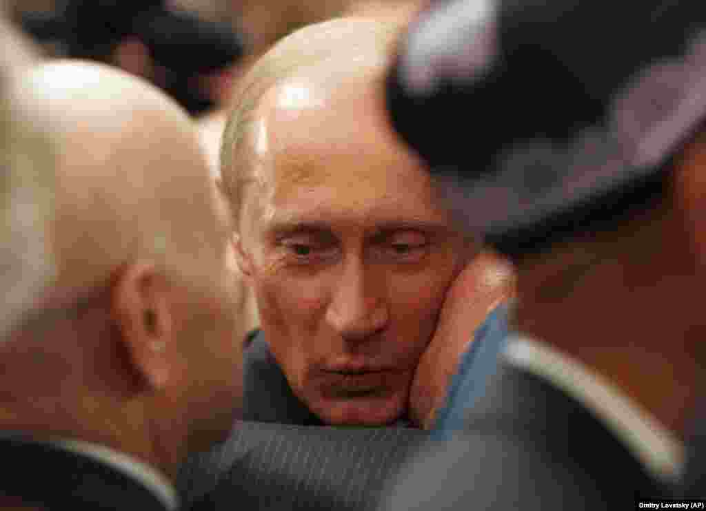 Володимир Путін отримує радянський поцілунок від ветерана Другої світової війни, 2005 рік