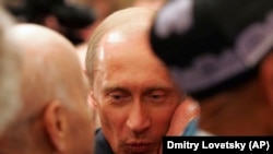 Ветеран Второй мировой войны целует Владимира Путина в мае 2005-го. Больше такого не повторится