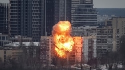 Момент влучання російського безпілотника у житлову багатоповерхівку. Київ, 27 грудня 2025 року