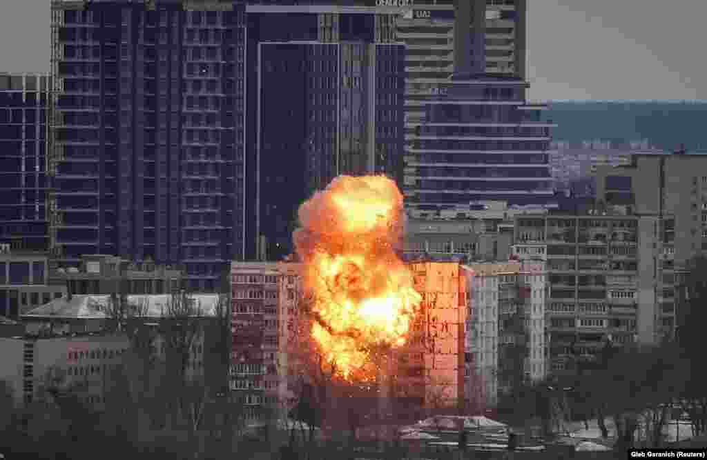 Момент влучання російського безпілотника у житлову багатоповерхівку в Києві