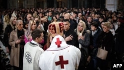 Vernici se pričešćuju na Božićnoj službi u Hramu Svetog Save u Beogradu 7. januara 2023. godine.