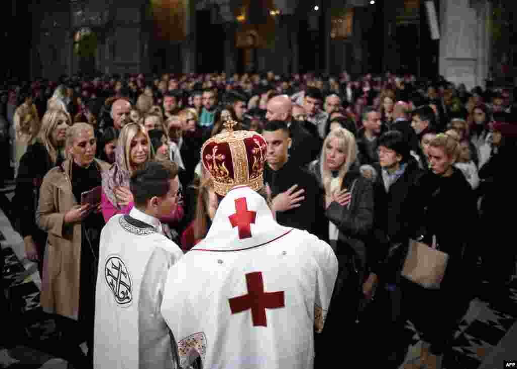 Vjernici se pričešćuju tokom Božićne liturgije u Hramu Svetog Save u Beogradu, Srbija.