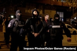 Andrew Tate dhe Tristan Tate shoqërohen nga oficerët e policisë në Bukuresht, më 29 dhjetor.