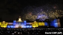 U.K. – People watch the fireworks from Horse Guards Parade, where the buildings are illuminated in the colours of the Ukrainian flag, in central London to celebrate the New Year, Januar 1, 2023
