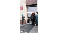 Свидетель Иеговы Андрей Власов выходит из здания суда 