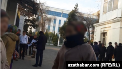 Özbegistanyň ilçihanasynyň öňünde wiza üçin nobatda duran adamlar. Aşgabat (arhiw suraty)