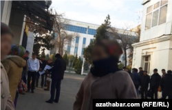 Туркменистанцы стоят в очереди за визами у посольства Узбекистана в Ашхабаде. Архивное фото