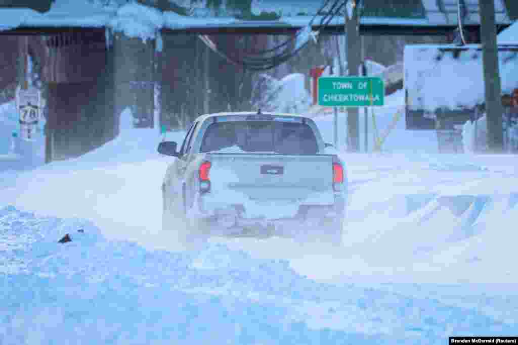 A vihar hivatalos halálos áldozatainak száma várhatóan tovább fog emelkedni, ahogy újabb holttesteket találnak majd a hó alatt és a járművekben &ndash; közölték a hatóságok. A fotón egy autó&nbsp;a hóval borított amhersti úton, Buffalo környékén december 25-én