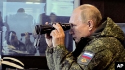 Президент России Владимир Путин наблюдает за военными учениями «Восток 2022» в России, 6 сентября 2022 года