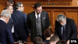 В полза на отхвърлянето на ветото на президента Румен Радев върху част от промените в Изборния кодекс гласуваха от ГЕРБ, ДПС и БСП