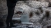 تکه‌های یک پهپاد ایرانی موسوم به «شاهد-۱۳۶» پس از رهگیری و انهدام در آسمان کی‌یف، پایتخت اوکراین در جریان تهاجم نظامی روسیه