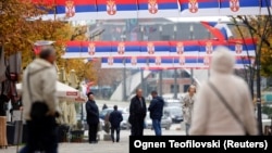 Rezultati istraživanja pokazuju i da pripadnici srpske zajednice na Kosovu nisu zadovoljni trenutnom političkom i bezbednosnom situacijom. (Ljudi šetaju trgom u Severnoj Mitrovici, Kosovo, 22. novembar 2022.)