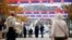 Rezultati istraživanja pokazuju i da pripadnici srpske zajednice na Kosovu nisu zadovoljni trenutnom političkom i bezbednosnom situacijom. (Ljudi šetaju trgom u Severnoj Mitrovici, Kosovo, 22. novembar 2022.)