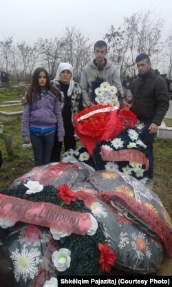 Porodica ubijene Donjete Pajazitaj na njenom grobu